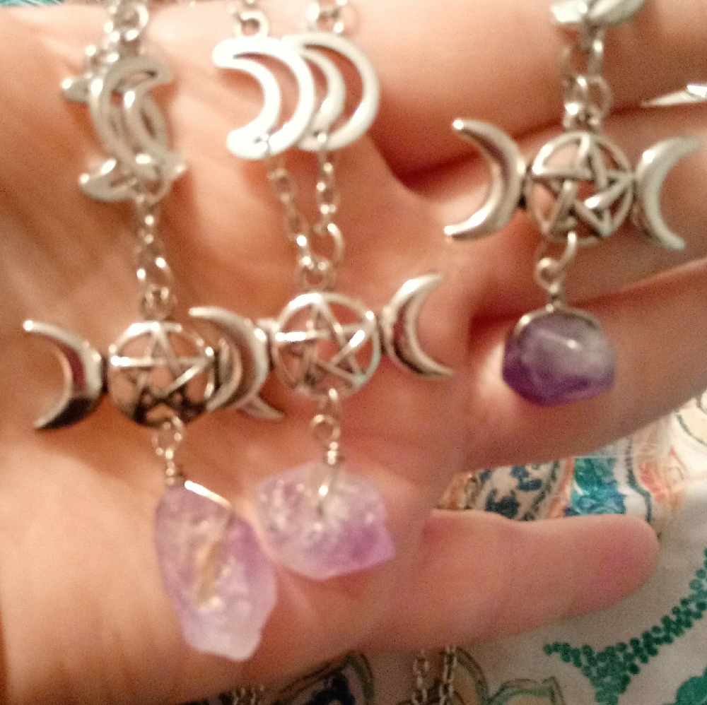 Gorgeous triple moon Goddess necklace - Picture 4 of 5